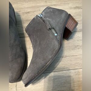 Vionic women’s  tan heeled ankle boots, side zip size 8